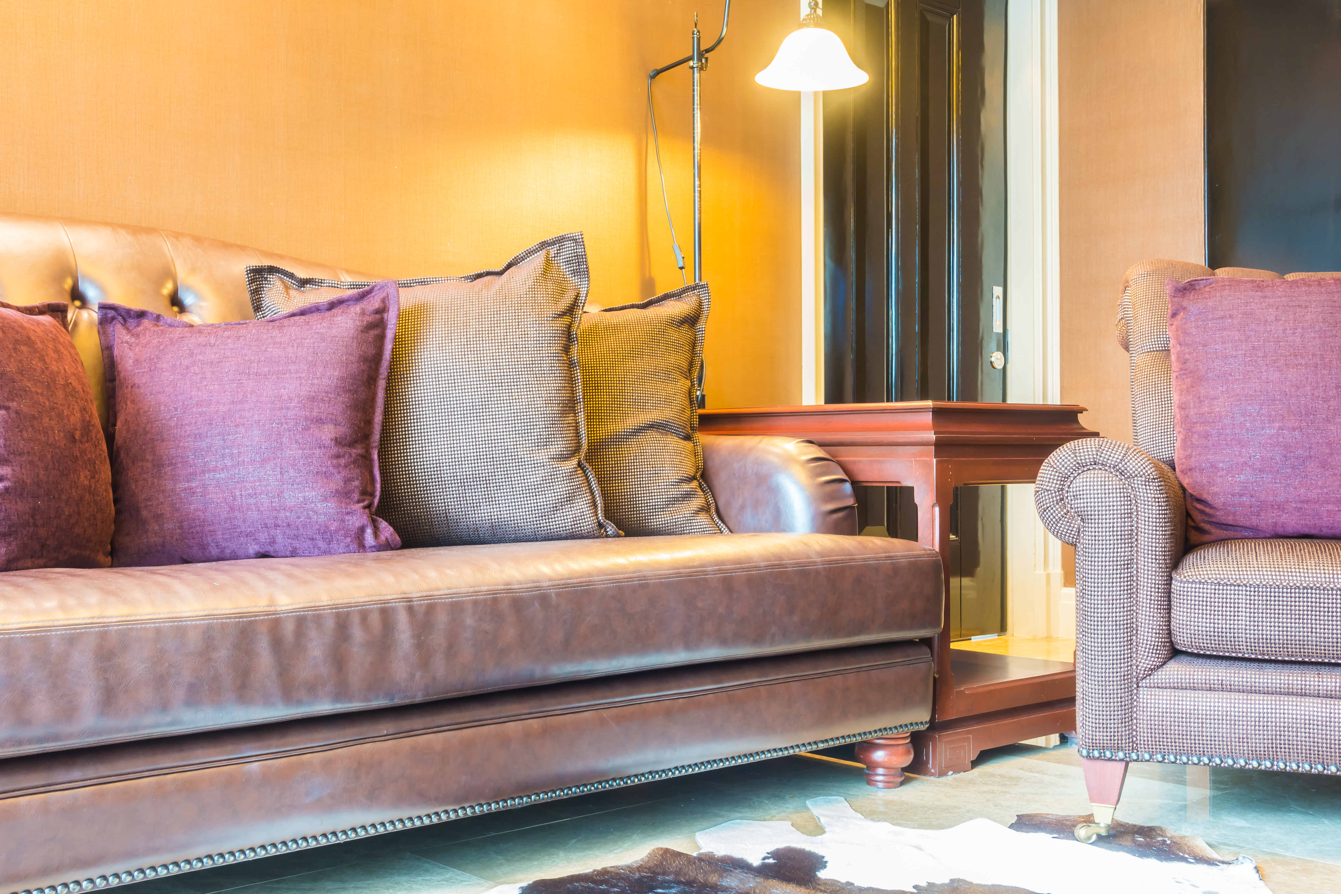 What Guests Do in the First 10 Minutes Inside an Apartment (That Hosts Never Notice)